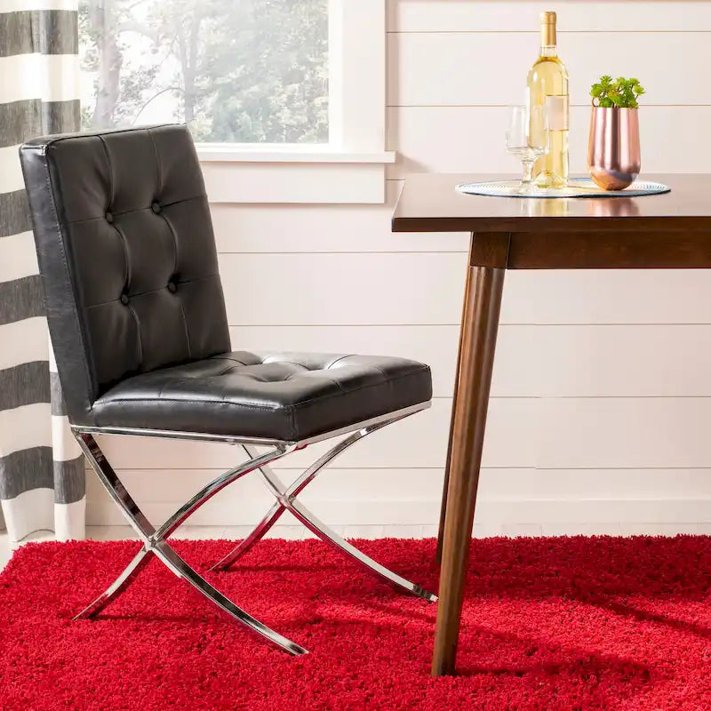 Chaise d'appoint capitonnée Glam avec pieds en chrome poli – Revêtement aspect cuir (19"L x 23"P x 35"H)