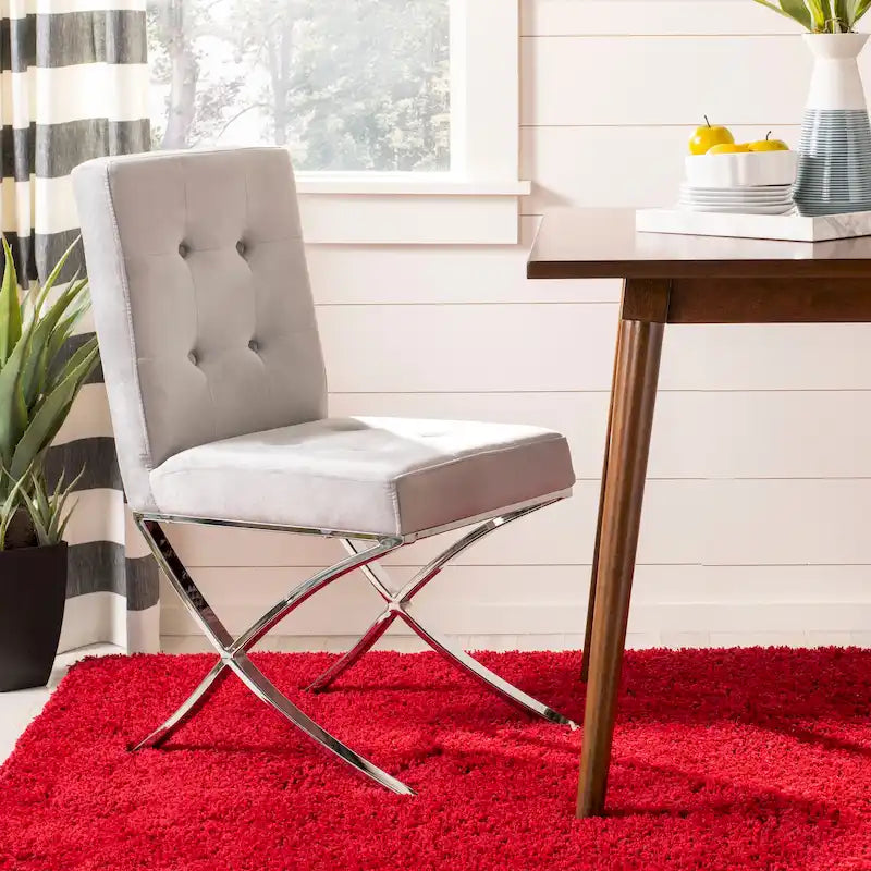 Chaise d'appoint capitonnée Glam avec pieds en chrome poli – Revêtement aspect cuir (19"L x 23"P x 35"H)