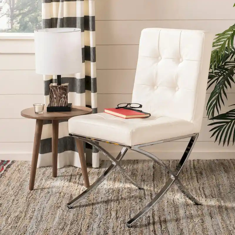 Chaise d'appoint capitonnée Glam avec pieds en chrome poli – Revêtement aspect cuir (19"L x 23"P x 35"H)
