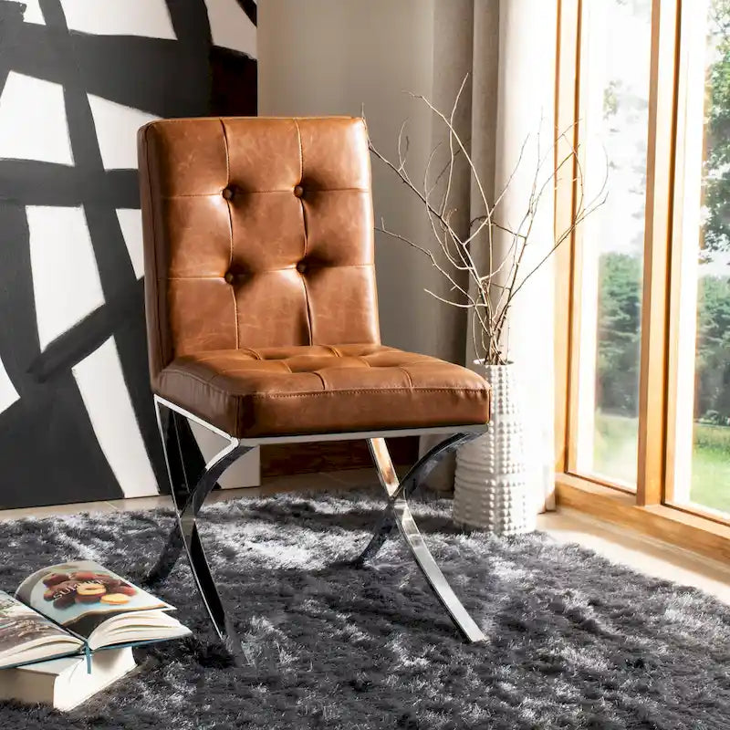 Chaise d'appoint capitonnée Glam avec pieds en chrome poli – Revêtement aspect cuir (19"L x 23"P x 35"H)