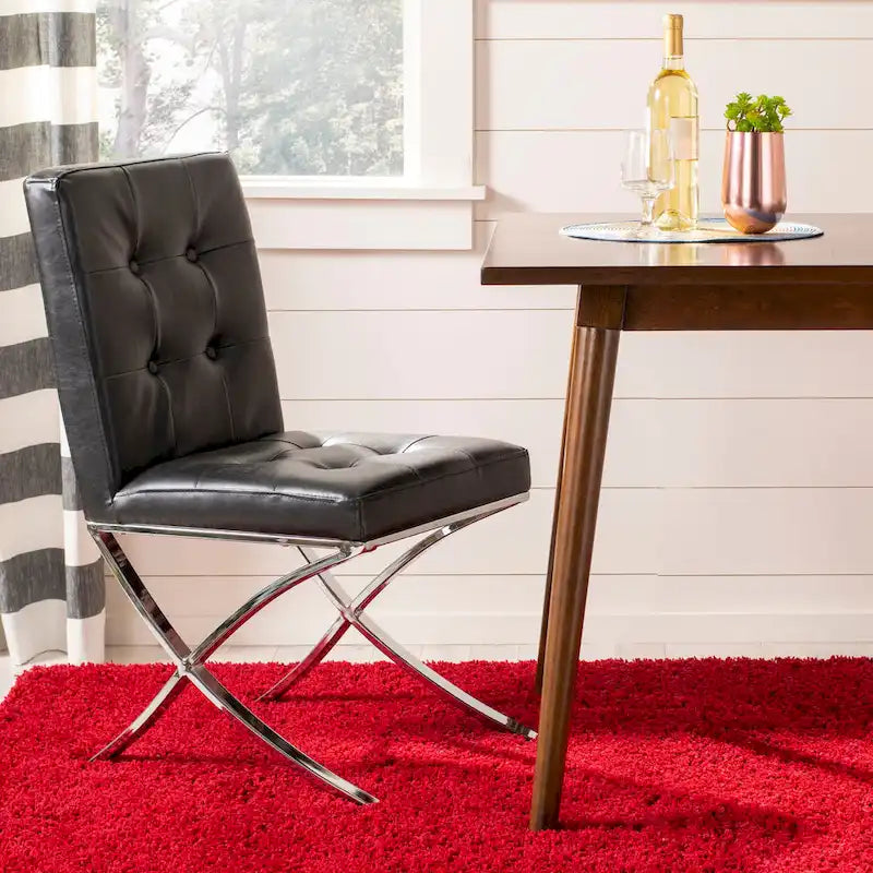 Chaise d'appoint capitonnée Glam avec pieds en chrome poli – Revêtement aspect cuir (19"L x 23"P x 35"H)