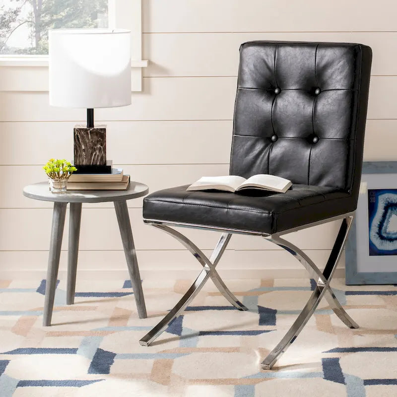 Chaise d'appoint capitonnée Glam avec pieds en chrome poli – Revêtement aspect cuir (19"L x 23"P x 35"H)